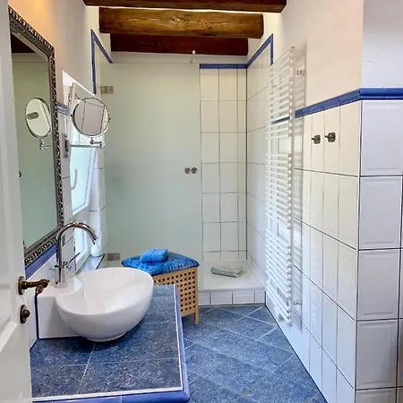 Villa-rosengarten-ferienwohnung-baumhaus-mit-seeblick