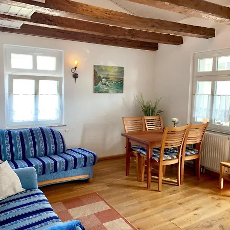 Villa-rosengarten-ferienwohnung-baumhaus-mit-seeblick * Sassnitz