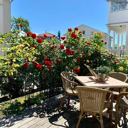 Villa-rosengarten-ferienwohnung-baumhaus-mit-seeblick *