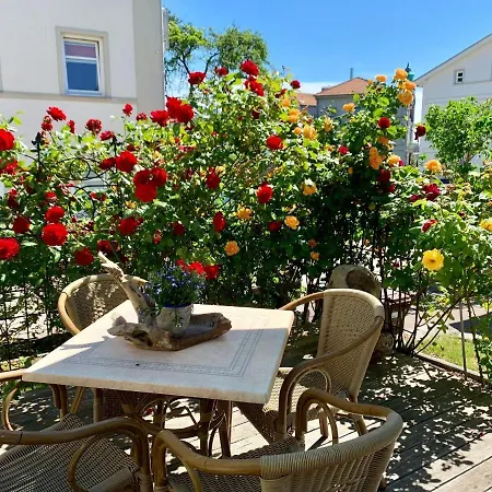 Villa-rosengarten-ferienwohnung-baumhaus-mit-seeblick Apartmán