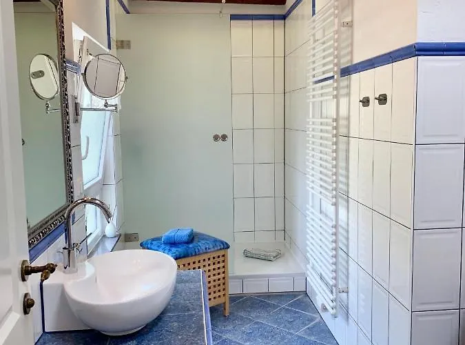 Villa-rosengarten-ferienwohnung-baumhaus-mit-seeblick