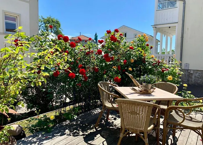 Villa-rosengarten-ferienwohnung-baumhaus-mit-seeblick *