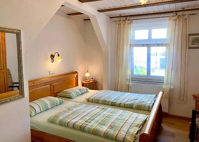 Villa-rosengarten-ferienwohnung-baumhaus-mit-seeblick