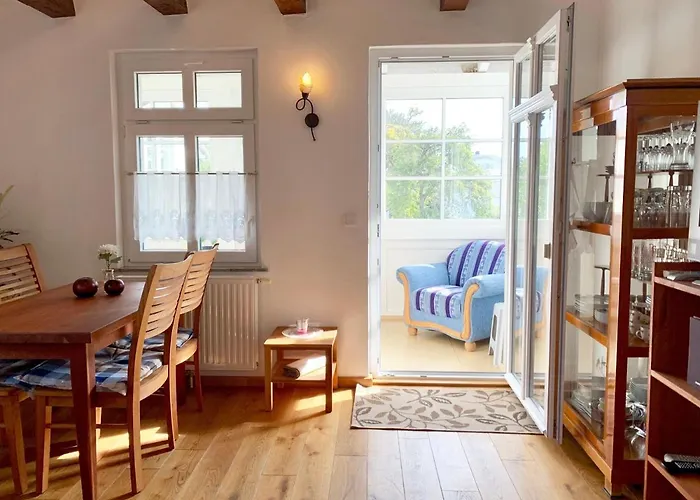 Villa-rosengarten-ferienwohnung-baumhaus-mit-seeblick * Sassnitz